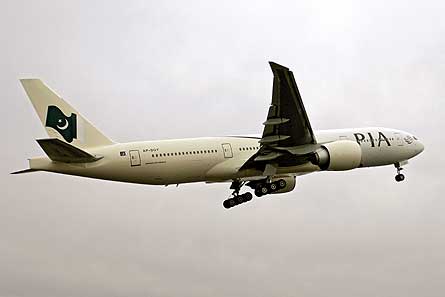 Boeing 777-200LR PIA W445