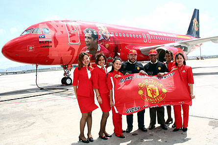 Tony Fernandes and AirAsia flight crew