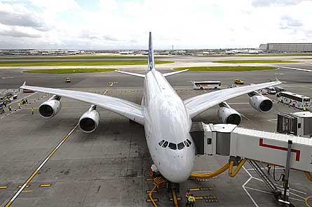 Airbus A380 LHR 05 W445