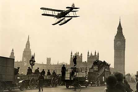 Cobham landing on Thames 1926