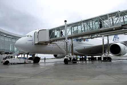A380 MSN007 airbridge 01 W445