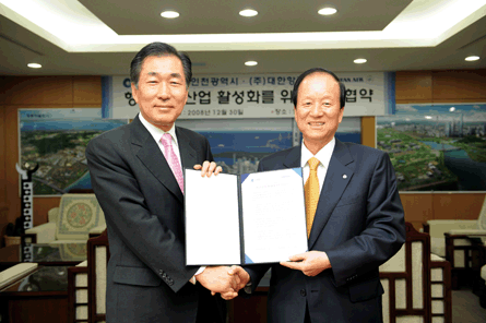 Korean Air CEO Jonghee Lee (left) and Incheon city