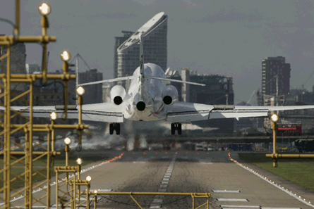 Dassault Falcon 7x landing at London City Airport