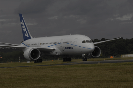 Boeing 787 arrives at Farnborough