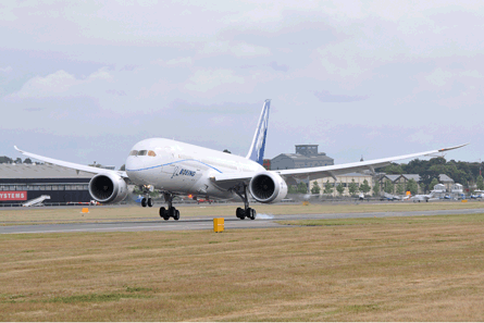 Boeing 787 touches down at Farnborough