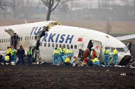 EDIT FIN P45 Turkish-737-crash-Amsterdam (c)Rex-Fe