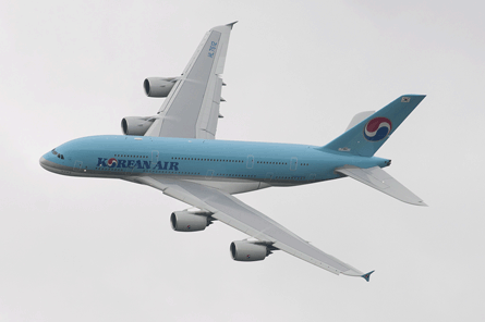 Korean Air A380 flies at Paris 2011