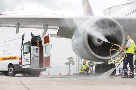 Engine wash - (c) Lufthansa Technik