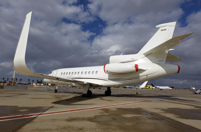 Falcon 900 with blended winglets