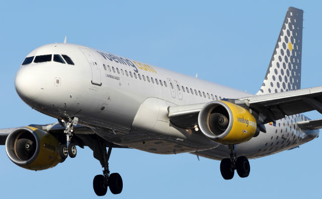 Vueling A320 - AirTeamImages