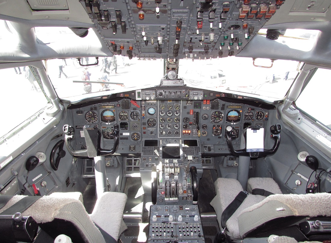 B727 cockpit 1
