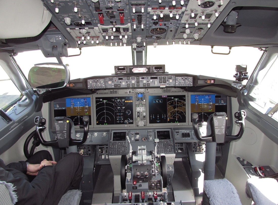 B737 cockpit