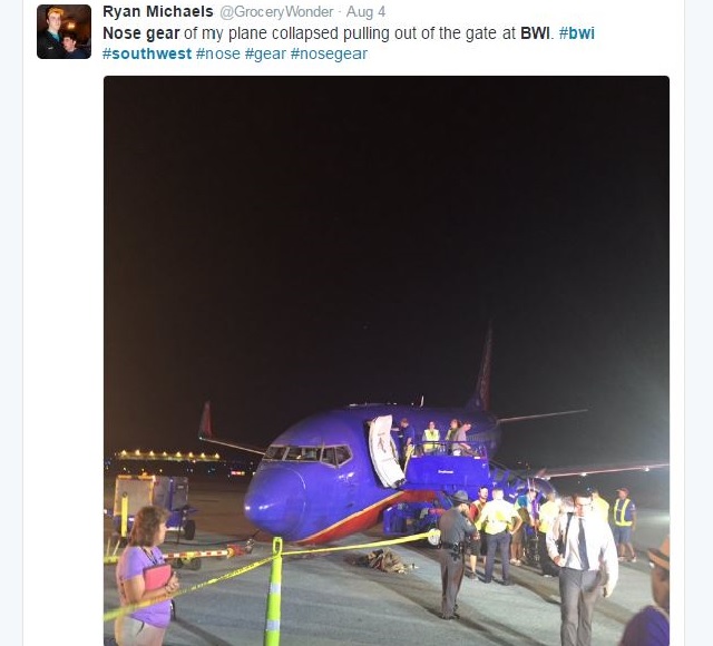 SWA BWI 737 nosegear collapse 640px