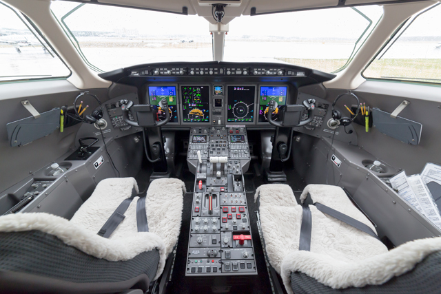 Challenger 350 cockpit